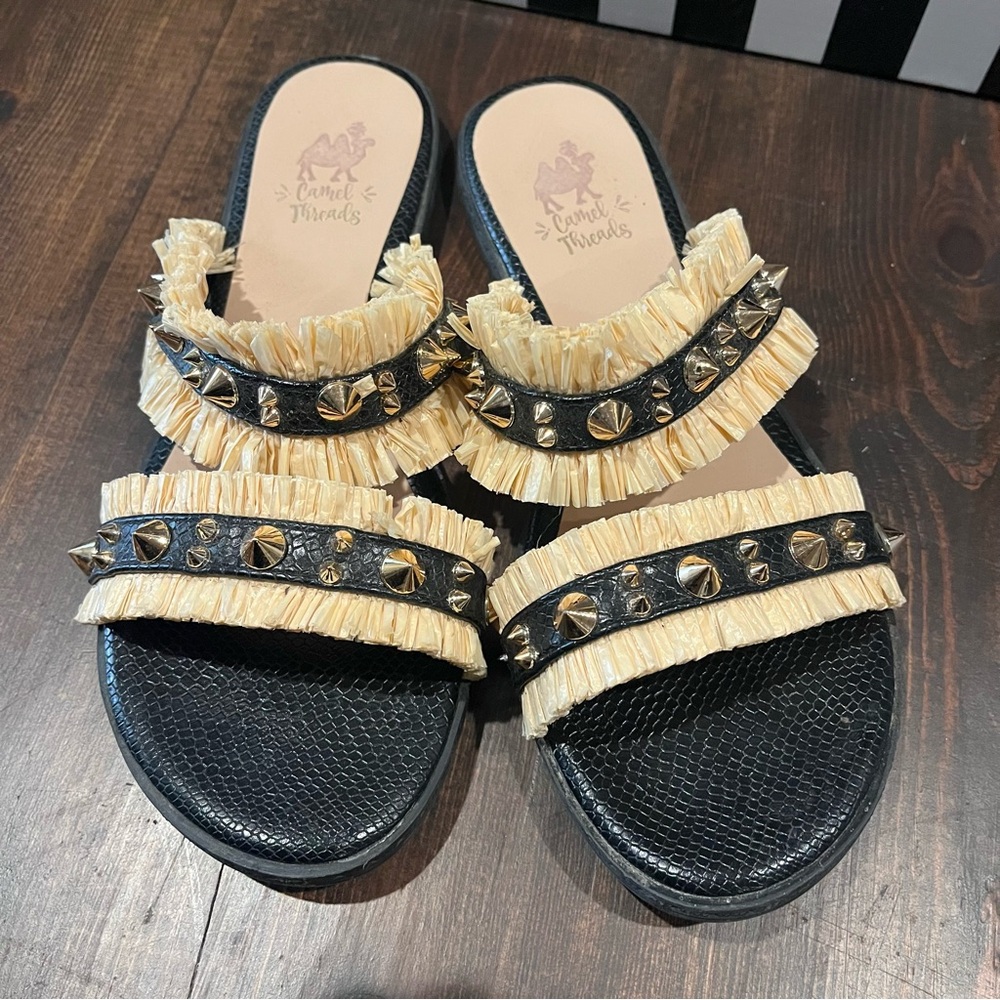 Camel Threads Slip On Sandal black and tan w gold accents size 8 - Picture 2 of 7